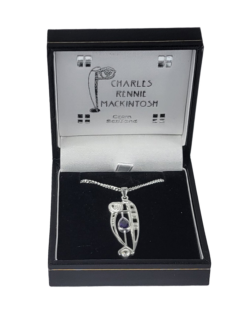 Una collana con pendente in argento sterling Rennie Mackintosh nella Una collana con pendente in argento sterling Rennie Mackintosh nella